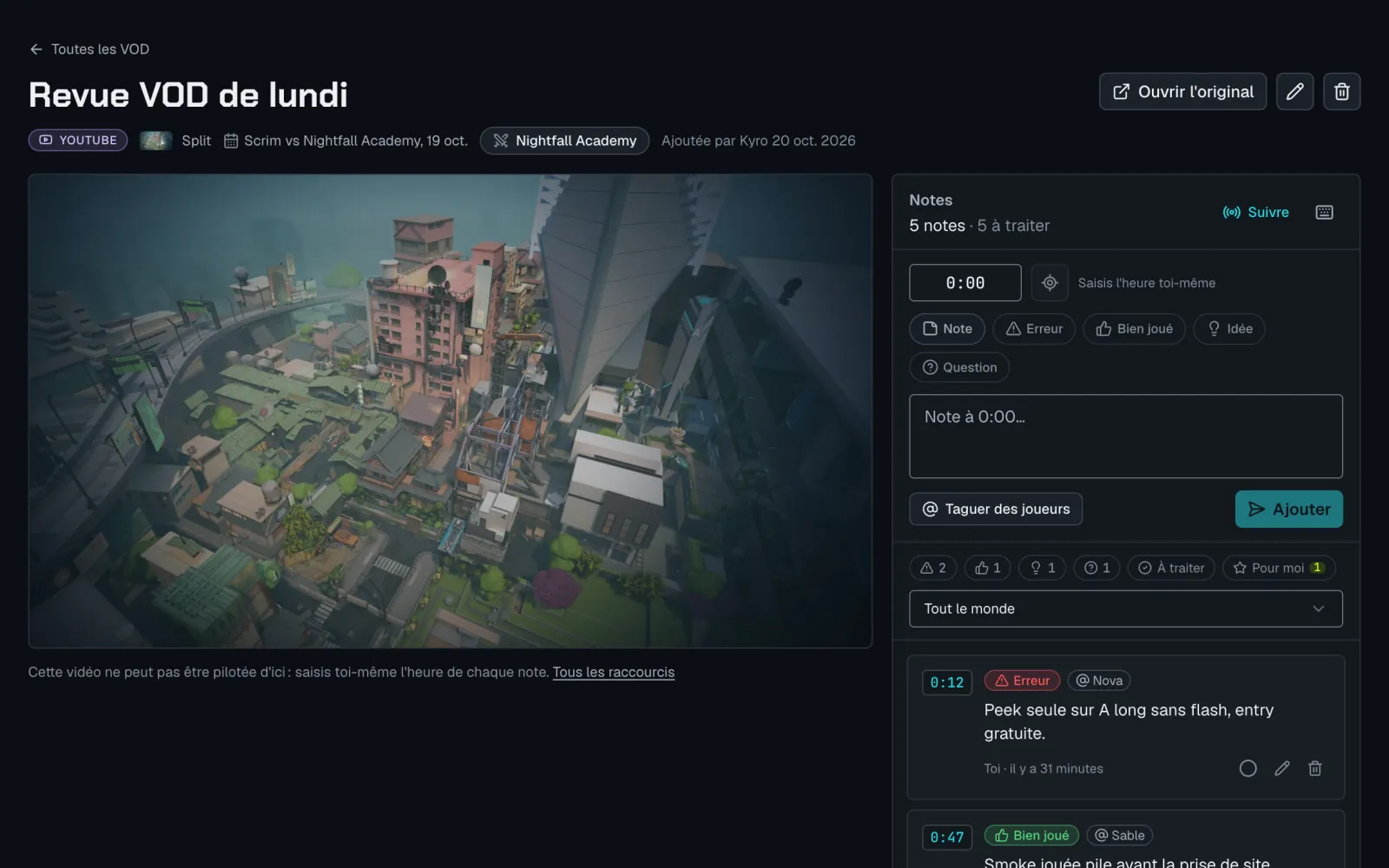 Une VOD review dans Staq : la vidéo à gauche, les notes horodatées avec leur type et les joueurs concernés à droite